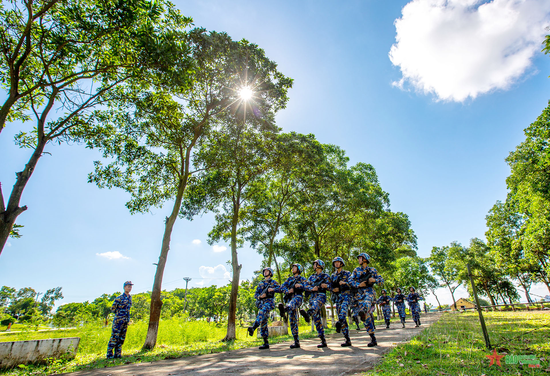 Nhìn phải đi nghiêm...